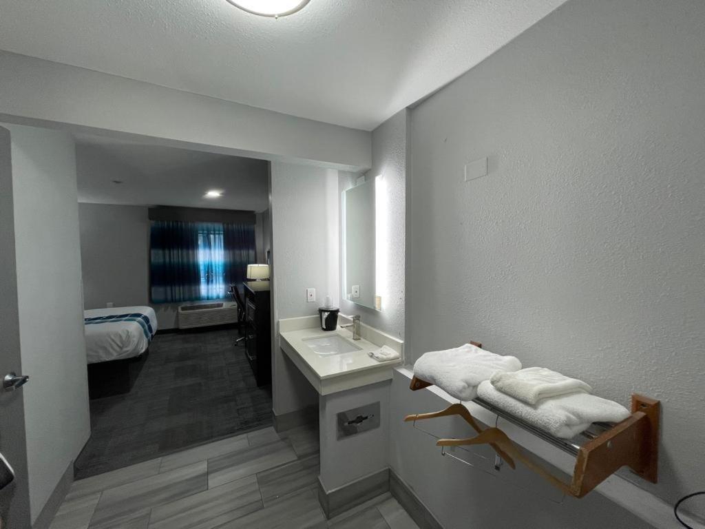 La Quinta Inn By Wyndham Indianapolis Airport Executive Dr מראה חיצוני תמונה