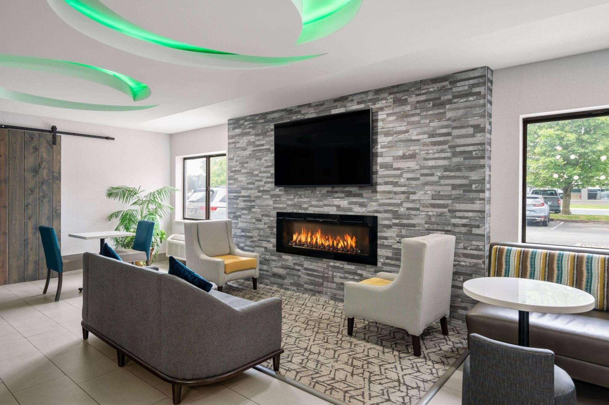 La Quinta Inn By Wyndham Indianapolis Airport Executive Dr מראה חיצוני תמונה