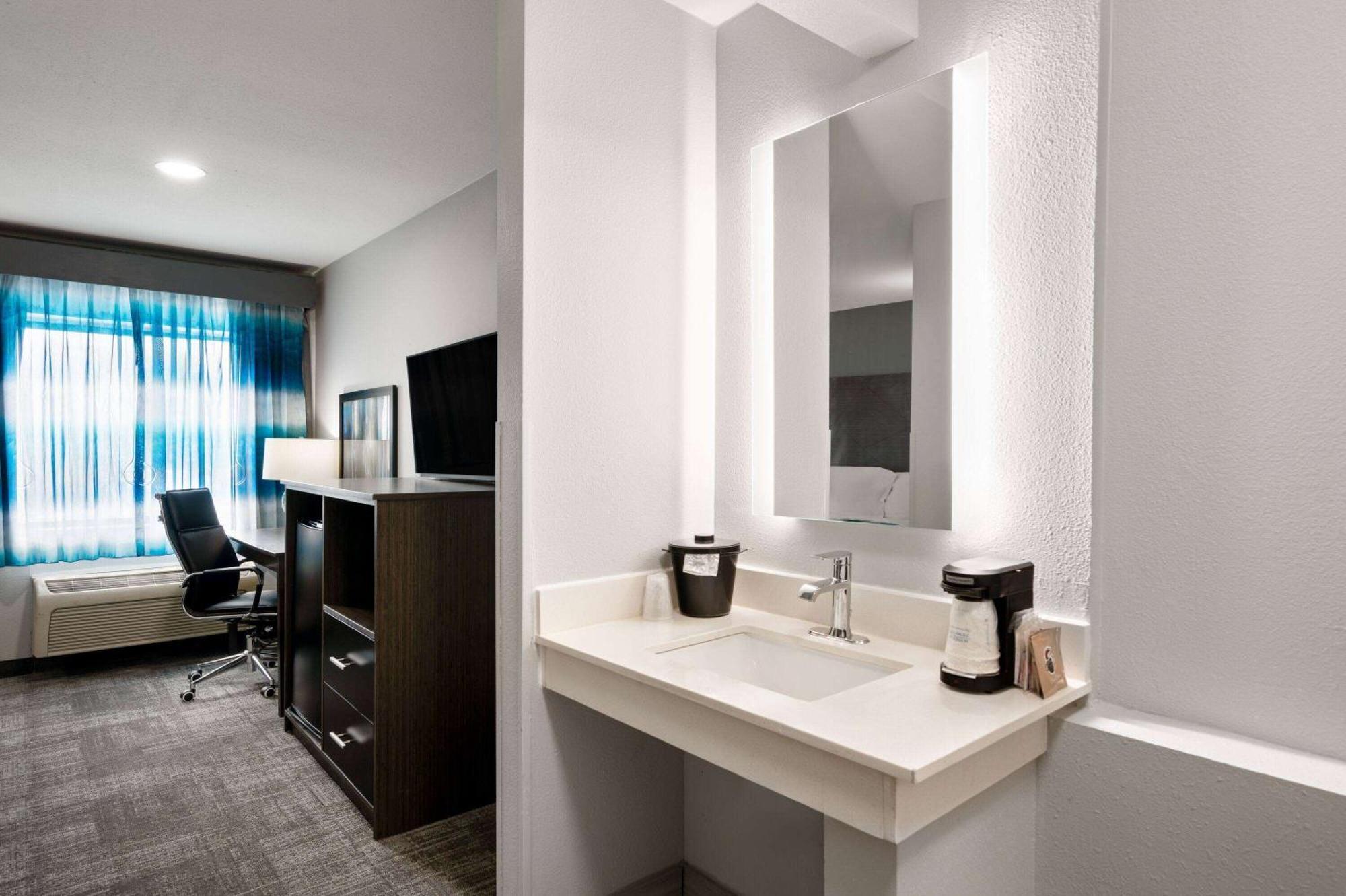 La Quinta Inn By Wyndham Indianapolis Airport Executive Dr מראה חיצוני תמונה