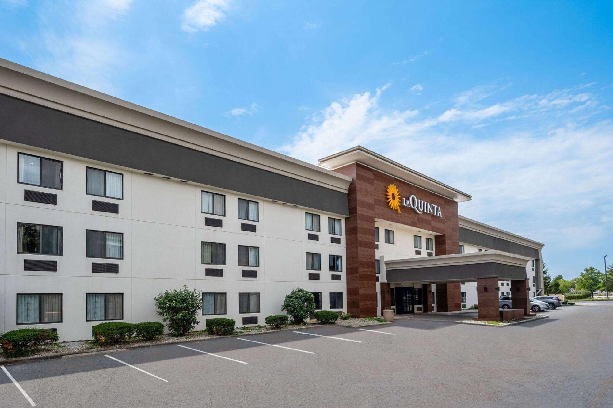 La Quinta Inn By Wyndham Indianapolis Airport Executive Dr מראה חיצוני תמונה