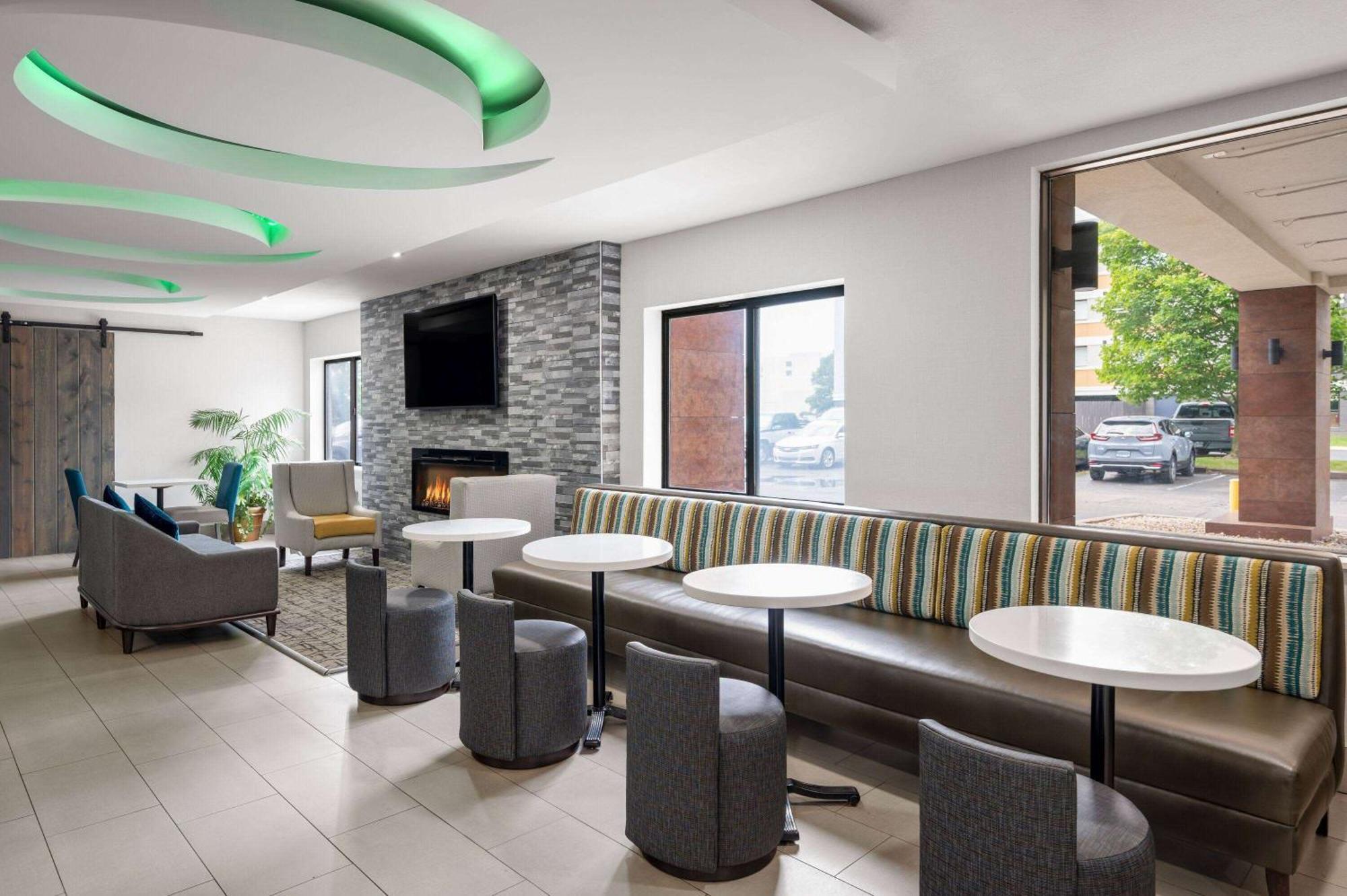 La Quinta Inn By Wyndham Indianapolis Airport Executive Dr מראה חיצוני תמונה