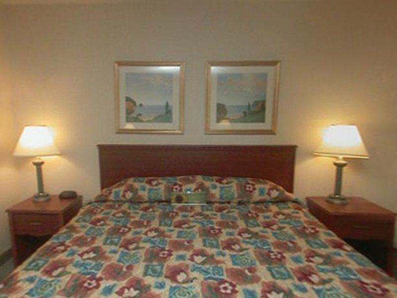La Quinta Inn By Wyndham Indianapolis Airport Executive Dr מראה חיצוני תמונה