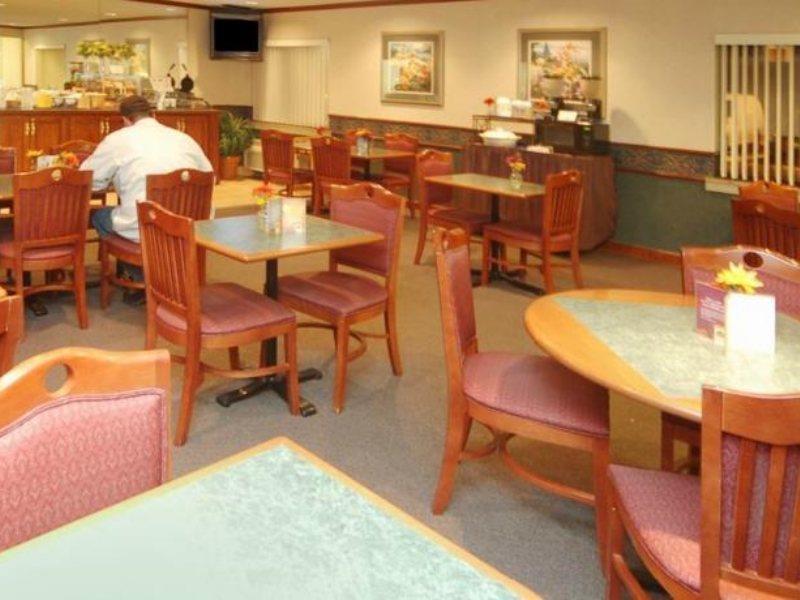 La Quinta Inn By Wyndham Indianapolis Airport Executive Dr מראה חיצוני תמונה